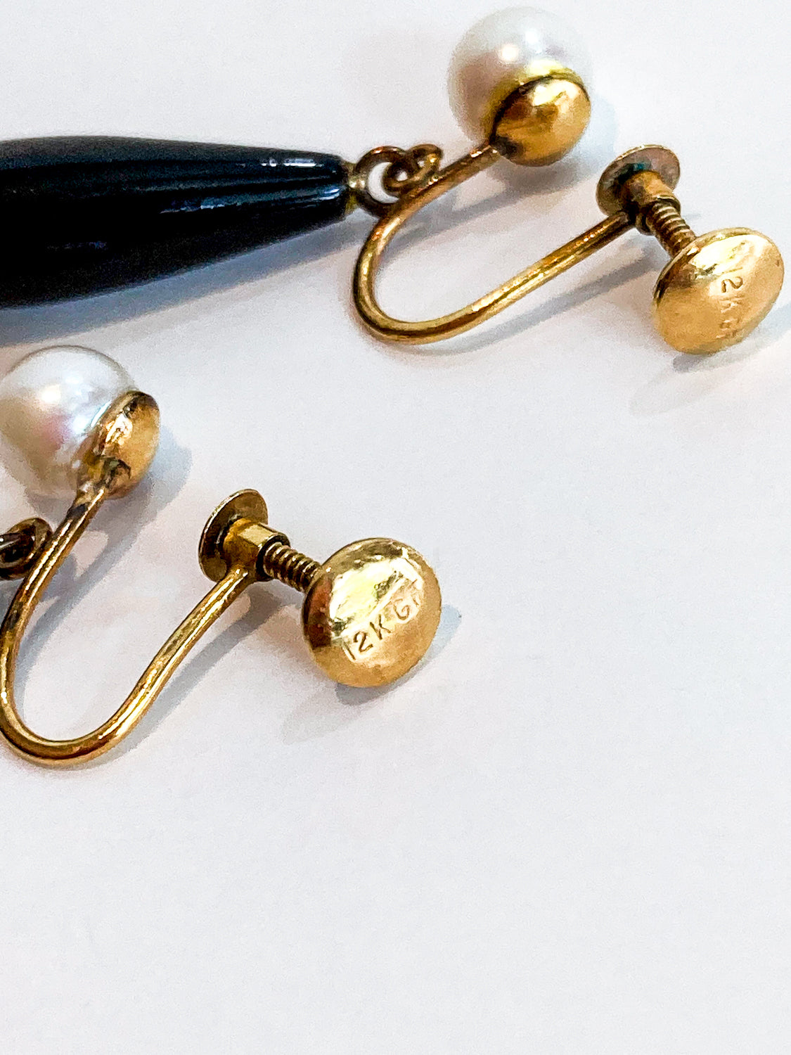 Vintage 12K Gold Filled Pearl Black Tear Drop Dangle Screwback Earrings
