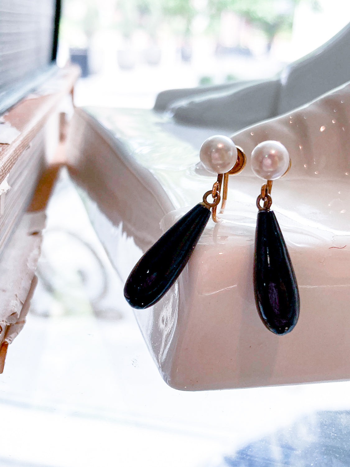 Vintage 12K Gold Filled Pearl Black Tear Drop Dangle Screwback Earrings