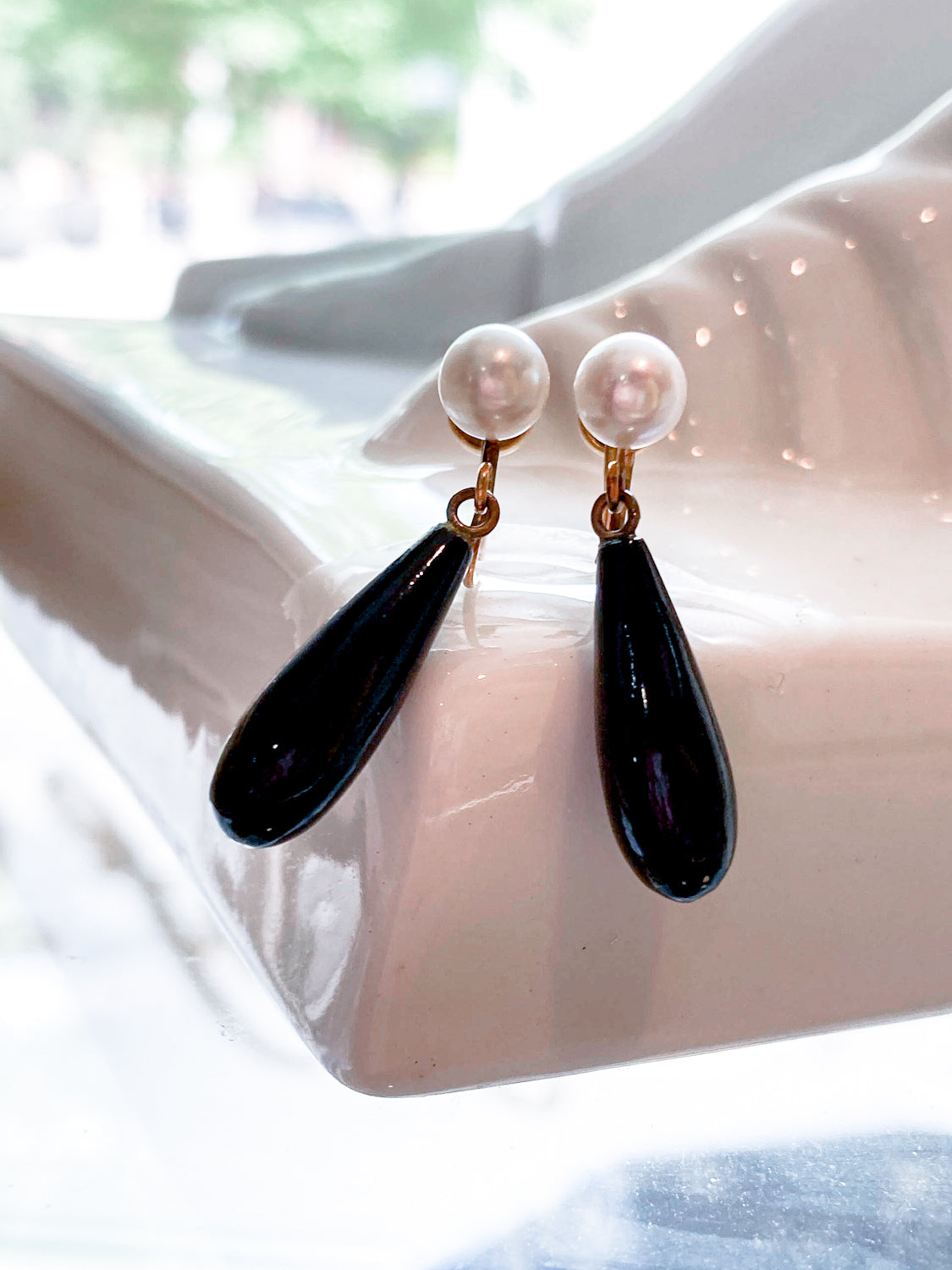 Vintage 12K Gold Filled Pearl Black Tear Drop Dangle Screwback Earrings