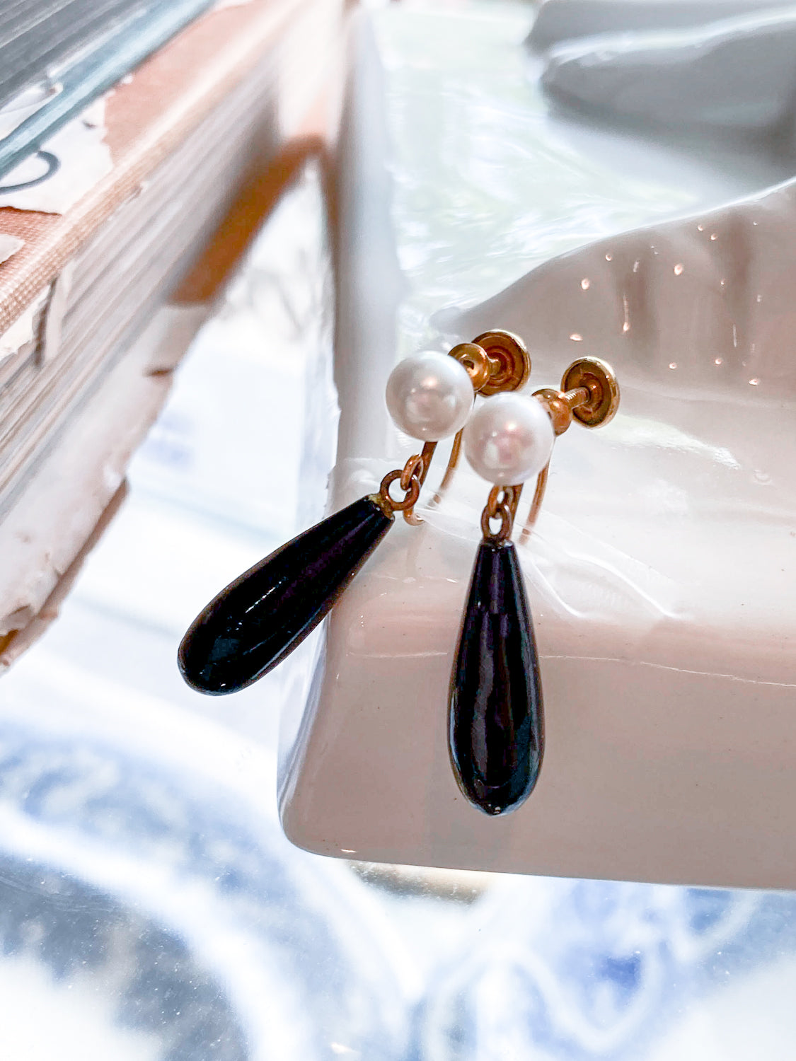 Vintage 12K Gold Filled Pearl Black Tear Drop Dangle Screwback Earrings