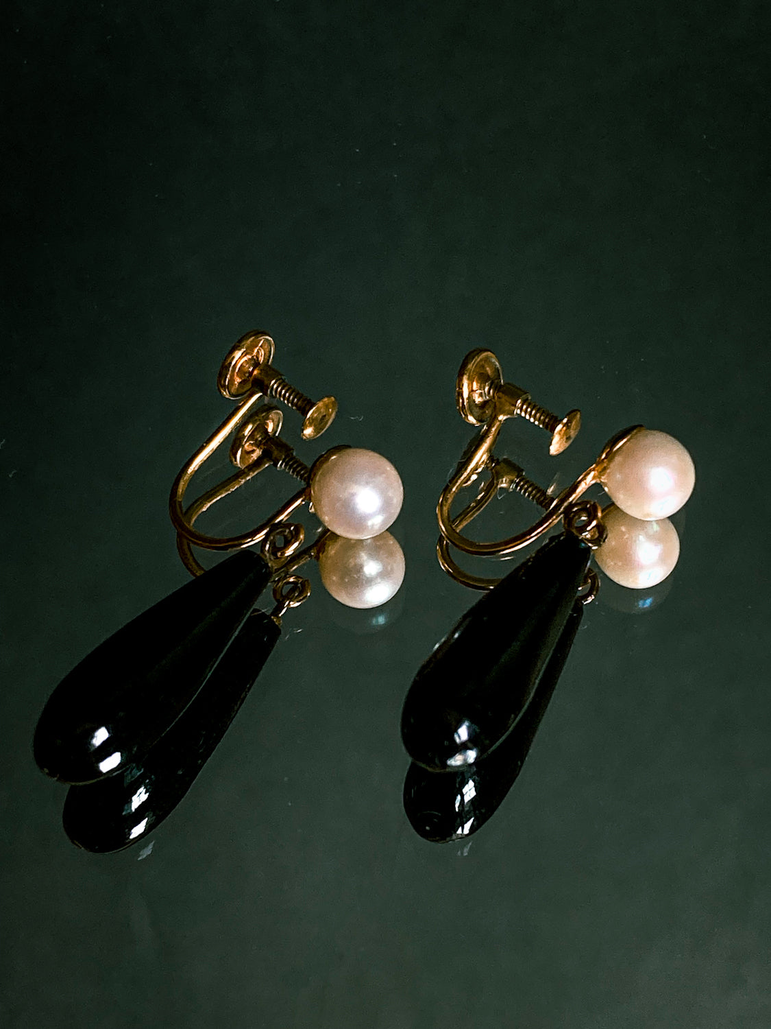 Vintage 12K Gold Filled Pearl Black Tear Drop Dangle Screwback Earrings