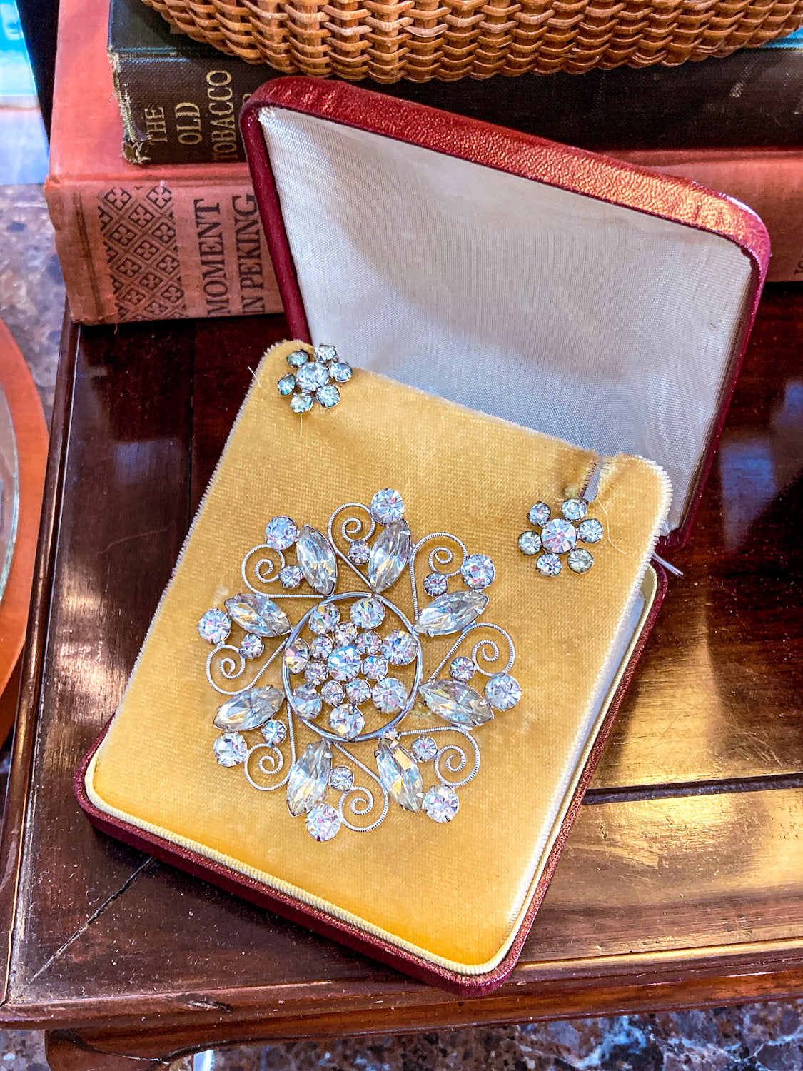 Vintage Clear Rhinestone Filigree Brooch Pendant Screw-On Earring Set Original Box