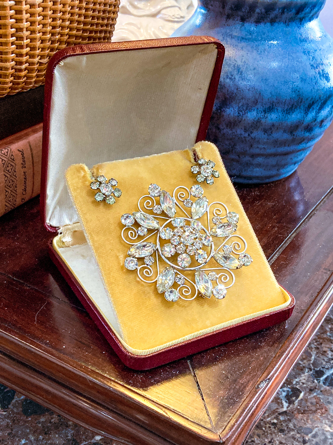 Vintage Clear Rhinestone Filigree Brooch Pendant Screw-On Earring Set Original Box