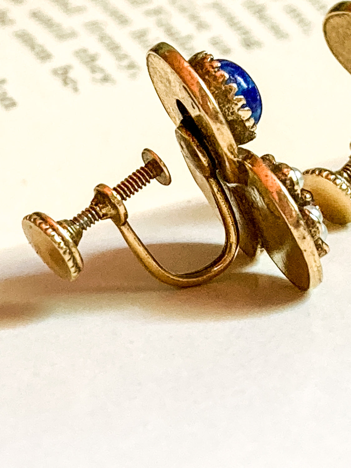 Vintage Gold Tone Lucky Charm Heart Shamrock Lapis Screwback Earrings
