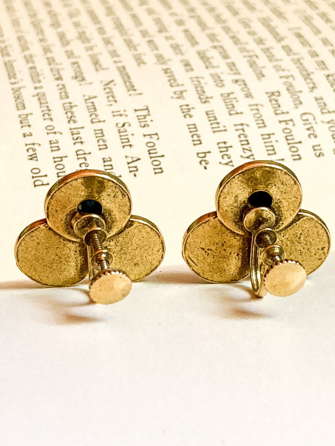 Vintage Gold Tone Lucky Charm Heart Shamrock Lapis Screwback Earrings